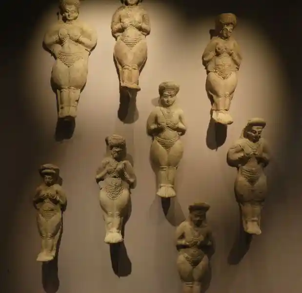 Pubic triangles on female clay figurines